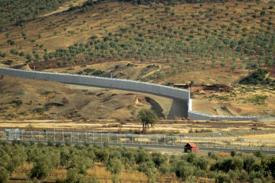 <p>Toplu Konut İdaresi (TOKİ) Başkanı Mehmet Ergün Turan, Suriye'de sınır güvenliği için yapımına karar verilen duvar ve yollara ilişkin bütün ihalelerin tamamlandığını belirterek, "Mart-Nisan gibi Türkiye sınırının tamamı güvenli hale gelmiş olacak" dedi. </p>
