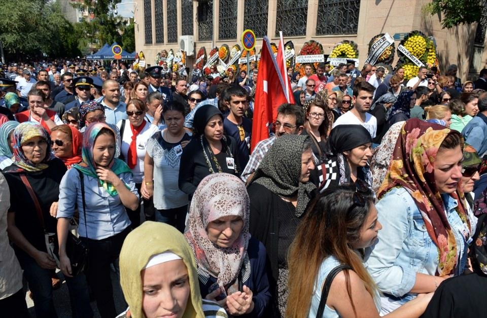 <p>Van'ın Çaldıran ilçesinde terör örgütü PKK'ya yönelik sürdürülen operasyonda şehit düşen Uzman Çavuş Ali Doğukan Kılınç, memleketi Eskişehir'de son yolculuğuna uğurlandı.</p>
