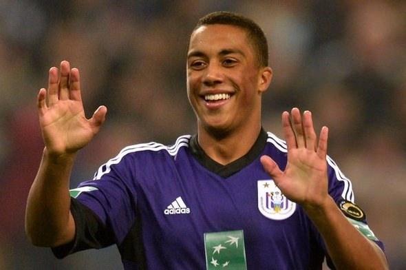 <p>YOURI TIELEMANS | Sıra geldi listenin en genç isimlerinden Tielemans'a... Bu ismi kesinlikle bir yere not edin. Zaten bir kaç yıl içinde büyük kulüplerde göreceksiniz. Menajerlik oyunlarında da gerçekte de alabiliyorsanız şanslısınız demektir.</p>

<p> </p>
