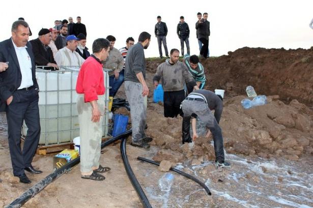 <p>Elazığ’ın Kovancılar ilçesine bağlı Saraybahçe köyünde arazide çalışma yapan iş makinesi, NATO akaryakıt boru hattını patlattı.</p>

<p> </p>
