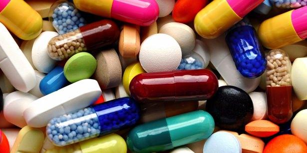 <p>Üney, antidepresanların hekim tarafından yazılması gerektiğini söyleyerek, vatandaşlara bu ilaçların kullanımıyla ilgili uyarılarda bulundu.</p>
