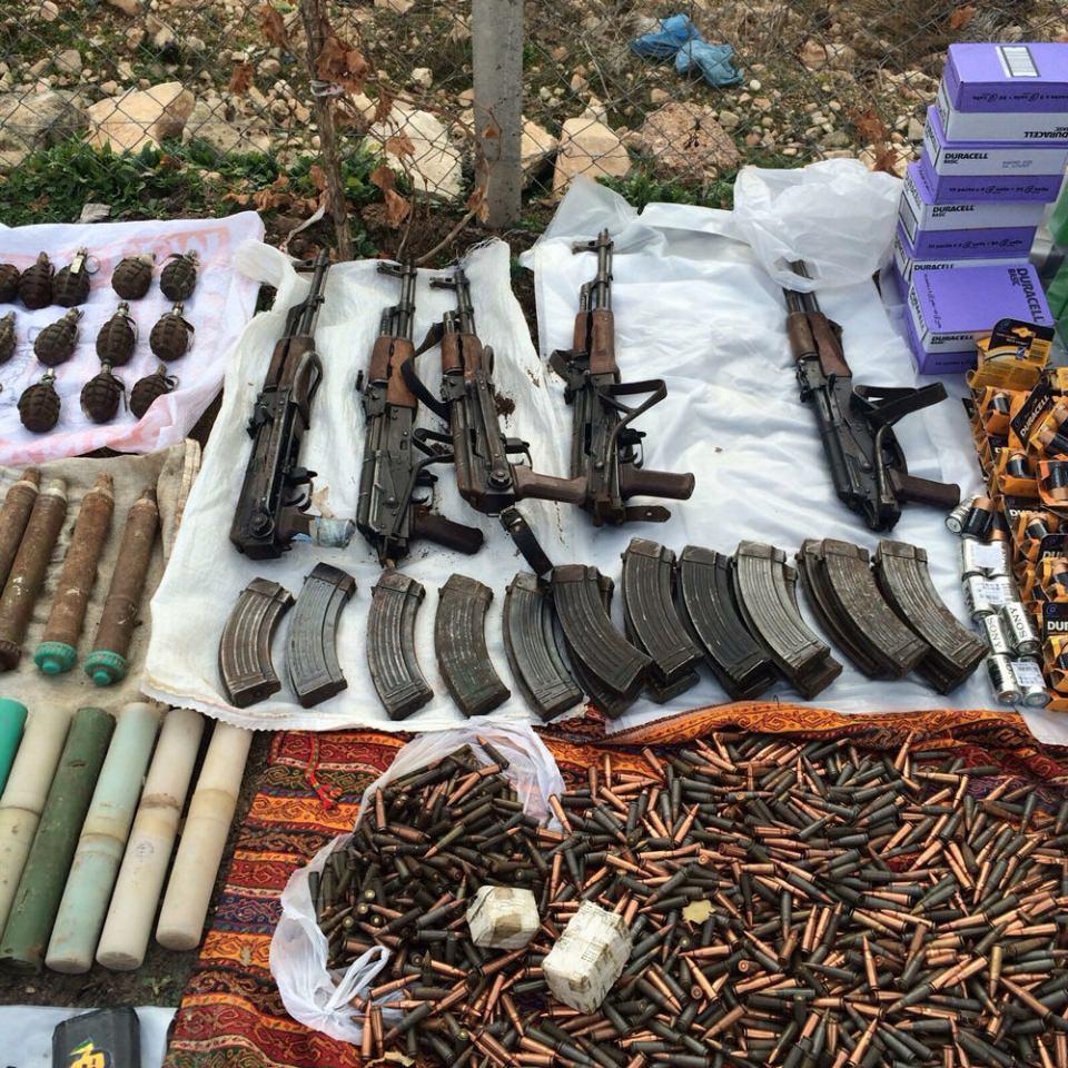 <p>Mardin'in Dargeçit ilçesinde ihbar üzerine yapılan operasyonda çok sayıda silah, mühimmat ve patlayıcı ele geçirildi.</p>
<p> </p>
