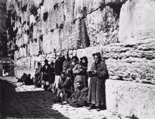 <p>1890 yılında Kudüs'teki Ağlama Duvarı'nda ibadet eden Yahudiler.</p>

<p> </p>
