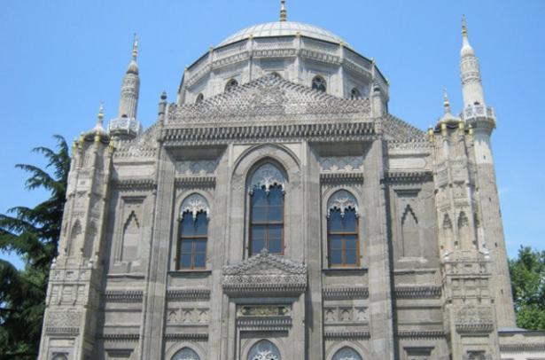 <div><strong>VALİDE SULTAN CAMİİ: </strong>Aksaray’da bulunan Pertevniyal Valide Sultan Camii neogotik tasarımıyla klasik camilerden farklı bir mimariye sahip.</div>

<div> </div>
