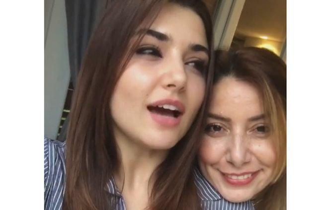 <p>Hande Erçel ve annesi</p>
