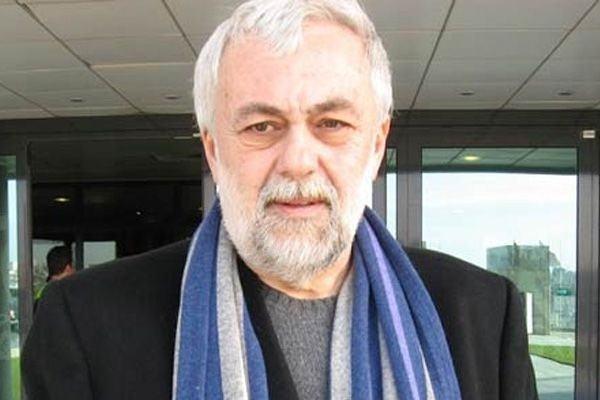 <p>Ömer Üründül</p>

<p>Spiker: Hakem, ABD - Cezayir maçının ilk yarısını bitiren düdüğü çalıyor. <br />
<br />
Ömer Üründül: Evet, hakem de maçı bitirdi...</p>

