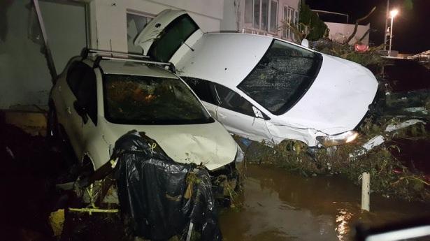 <p>Sel suları çok sayıda aracı sürükleyip devirirken, sürücüler ölümden döndü. Sel nedeniyle 8 kişi yaralandı. Yaşanan sel nedeniyle büyük maddi hasar oluştu.</p>

<p> </p>
