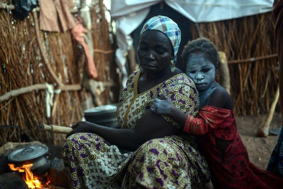 <p>Nijerya'nın kuzeyindeki Borno eyaletinin Gwoza kentinde yaşanan Boko Haram şiddetinden kaçan Nijeryalı aileler, Adamawa Eyaleti'nin başkenti Yola'daki Malkoli kampına sığındı. Nijeryalı Habiba Alyu (35), kızı Ayşe (5) ile kapma sığınanlar arasında.</p>
