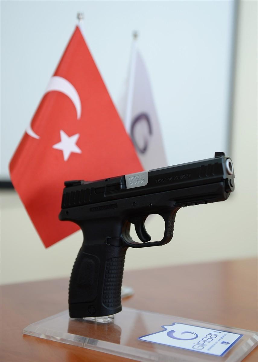 <p>Çok özel bir tabanca olan MC 28 SA'nın, modern bir silahta olması gereken emniyet sistemlerini içerdiğini ifade eden Nesil, "Silah, birçok sistemde opsiyonel olarak sonradan entegre edilebilmesi yönüyle de dünyada bir ilk. En önemli özelliğinin emniyet mandalının opsiyonel olması" dedi.</p>
<p> </p>