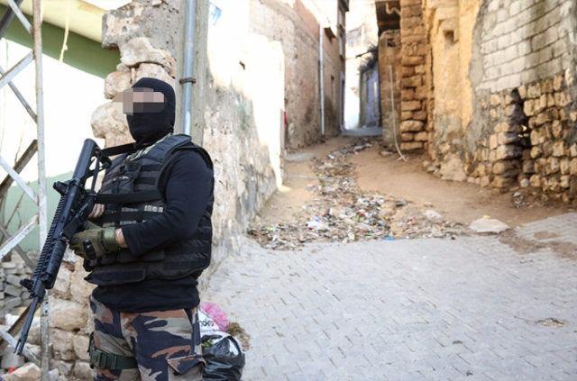 <p>İlçede terör örgütü PKK'nın gençlik yapılanması YDG-H üyelerinin yanı sıra örgütün dağ kadrosundan gelen teröristler de bulunuyor. Güvenlik kaynakları, dağ kadrosundan gelen teröristlerin ilçedeki diğer örgüt üyelerini kontrol ettiği ve yönlendirdiği ifade ediyor. </p>

<p> </p>

