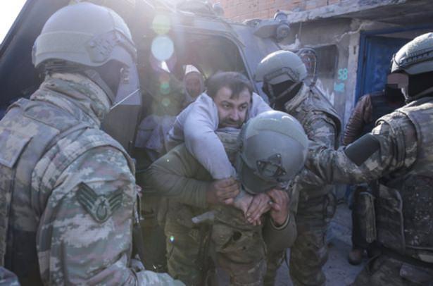 <p>Operasyonun başından beri evde olduklarını ve patlamalar yüzünden binadan çıkamadıklarını dile getiren aile üyeleri, güvenlik güçlerince zırhlı araca alındı.</p>