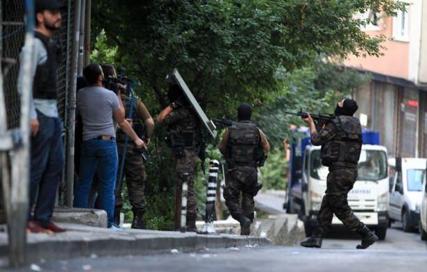 <p>İstanbul Emniyet Müdürlüğü Terörle Mücadele Şube Müdürlüğü ekiplerinin,<strong>Bağcılar, Küçükçekmece, Başakşehir, Eyüp, Sultangazi, Gaziosmanpaşa, Sarıyer, Kağıthane ve Beyoğlu başta olmak üzere 26 ilçede düzenlediği eş zamanlı operasyonda </strong>2 bini Çevik Kuvvet polisi olmak üzere yaklaşık 5 bin personel görev aldı.</p>
