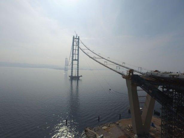 <p>"İzmir'de trafik şu an tamamıyla durmuyorsa bakanımızın yaptıklarıyladır. Binali Yıldırım bakan olana kadar, 1976 yılında 51 kilometrelik planlanan çevre yolunun sadece 11 kilometresi yapılmıştı. Binali Bey'in bakanlığı sonrası çevre yolu tamamlandı, hatta Menemen'e doğru devam ediyor. Otoyol sadece İzmir-Çeşme arasında vardı, Aydın'a bağlandık, İstanbul ve Ankara'ya bağlanıyoruz. Binali Bey'in hizmetleri, Körfez projesiyle taçlanmış olacak. Projenin, hemen ve mutlaka yapılması gerekiyor.""</p>