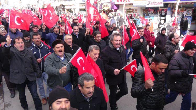 <p>UŞAK'ta son günlerde yaşanan terör saldırıları, geniş katılımlı olarak düzenlenen 'Teröre lanet yürüyüşü' ile protesto edildi.</p>
<p> </p>