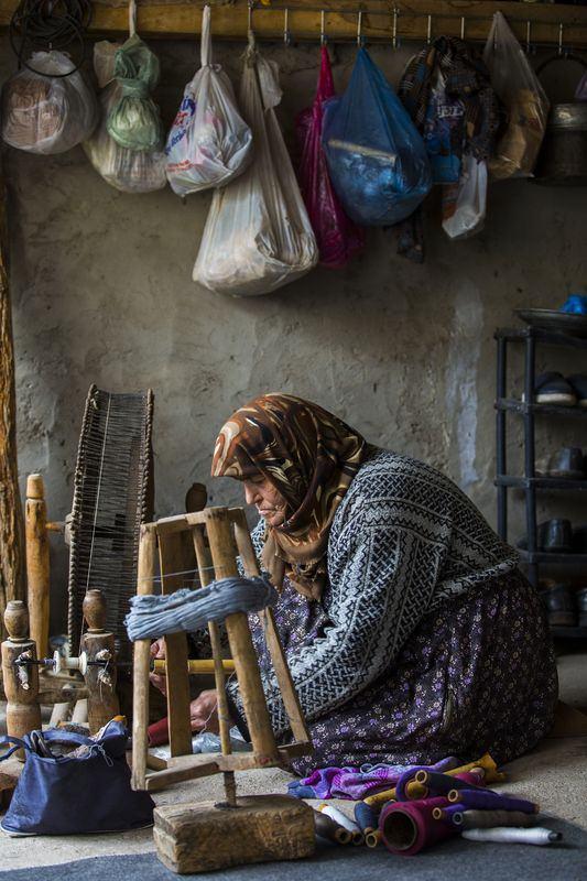 <p>Dokumada kullanacağı ipleri, makarasına elleriyle sararak hazırlayan Akdemir, daha sonra tezgahının başına geçerek işe koyuluyor.</p>
<p> </p>