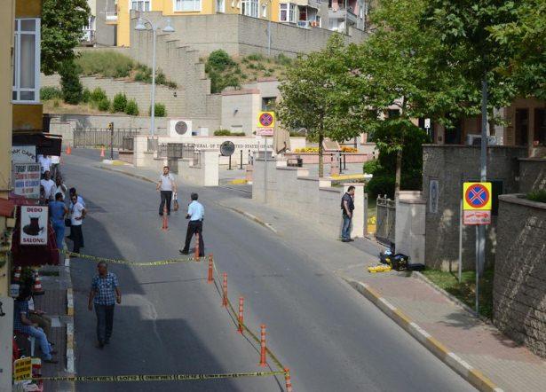 <p>Saldırı sonrası konsolosluğa bomba imha ve inceleme ekipleri sevk edildi.</p>
<p>Çok sayıda ambulans da bölgede bekletiliyor.</p>