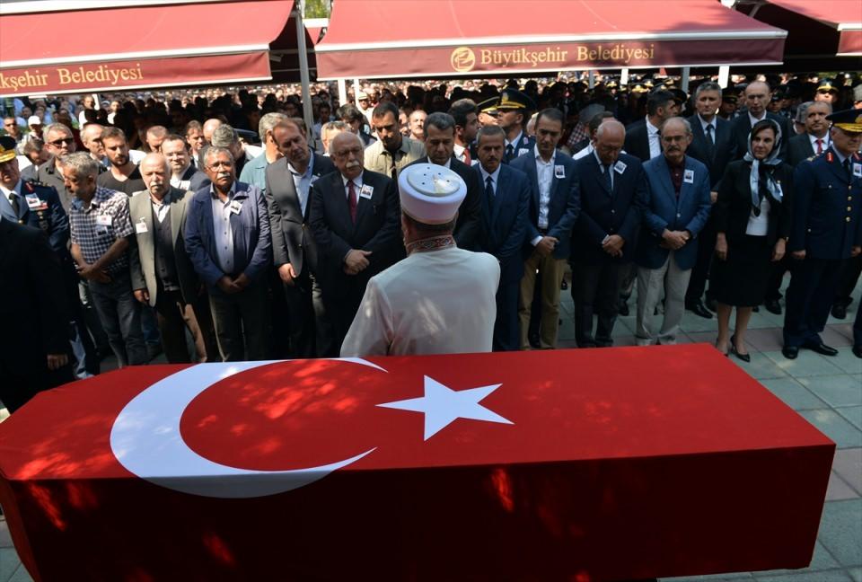 <p>Van'ın Çaldıran ilçesinde terör örgütü PKK'ya yönelik sürdürülen operasyonda şehit düşen Uzman Çavuş Ali Doğukan Kılınç, memleketi Eskişehir'de son yolculuğuna uğurlandı.</p>
