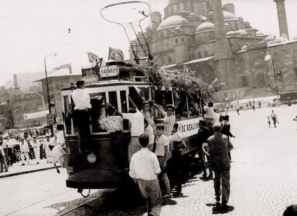 <p>Tramvaya son kez binmeye çalışan vatandaşların sayısı da bir hayli fazla</p>
