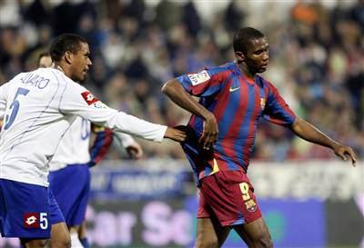 <p>Barcelona'nın Kamerunlu forveti Samuel Eto'o'ya ise 2005'te Real Zaragoza deplasmanında oynanan karşılaşmada topa her dokunduğunda Zaragoza taraftarları fıstık atmıştı. </p>