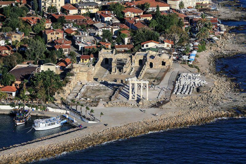 <p><strong><em>Dünyanın en büyük 19 ekonomisi ve AB'yi buluşturan "G20"nin 10'uncu zirvesinin yapılacağı Antalya, Anadolu Ajansı (AA) ekibi tarafından havadan görüntülendi. Belek'te 15-16 Kasım'da düzenlenecek G20 Liderler Zirvesi ile dünyanın gözünün çevrildiği "Türkiye'nin turizm başkenti" Antalya, çok sayıda ülkenin liderini ağırlamaya hazırlanıyor.</em></strong><br />
<br />
Kentteki en önemli tarihi yapılardan Side Antik Tiyatrosu.</p>