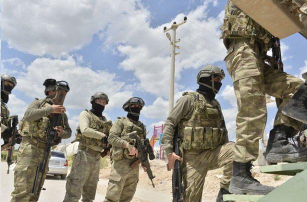<p>Nusaybin'de teröristlerce açılan çukurların kapatılması, kurulan barikatların kaldırılması, tuzaklanan el yapımı patlayıcıların imhası ve kamu düzeninin yeniden tesis edilmesine yönelik düzenlenen "Atmaca - 7 Operasyonu" sürüyor.</p>
<p> </p>