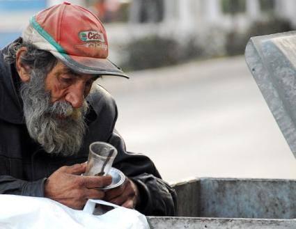 13. Her kim borçlu fakire mühlet verir, yahut borcundan indirirse Allahu Teala da onun Arşının gölgelerinden başka hiçbir gölgenin bulunmadığı kıyamet gününde arşının gölgesi altında dinlendirir.