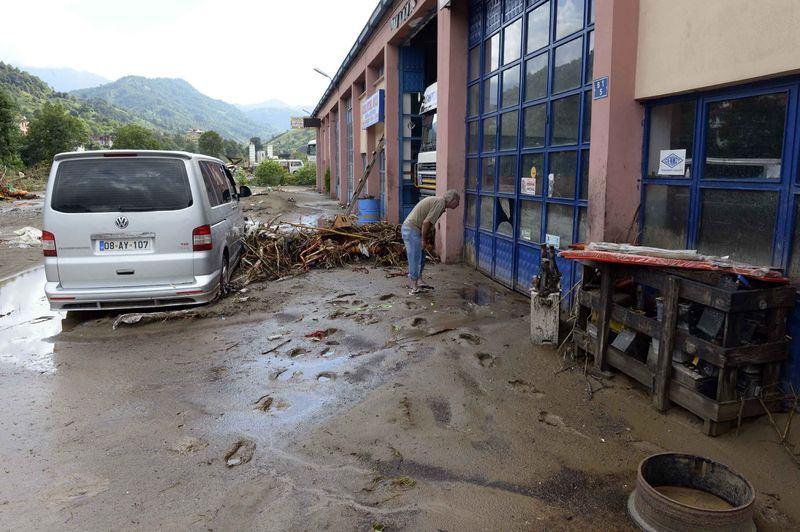 <p>Öte yandan Artvin-Hopa yolu trafiğe kapandı. Sahil kesimindeki bazı dereler taştı, köprüler çöktü ve çok sayıda ev ve araç da hasar gördü.</p>
<p> </p>