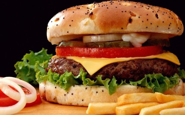 <p>Sürekli bu şekilde besleniyor olmak kişinin sağlıklı bir şekilde  beslenmediğini gösteriyor. Öğünlerinizde genellikle fast foodu tercih ediyor olmanız yetersiz ve dengesiz beslendiğiniz anlamına gelir. İşte fast food tüketmemeniz için 7 neden!</p>
