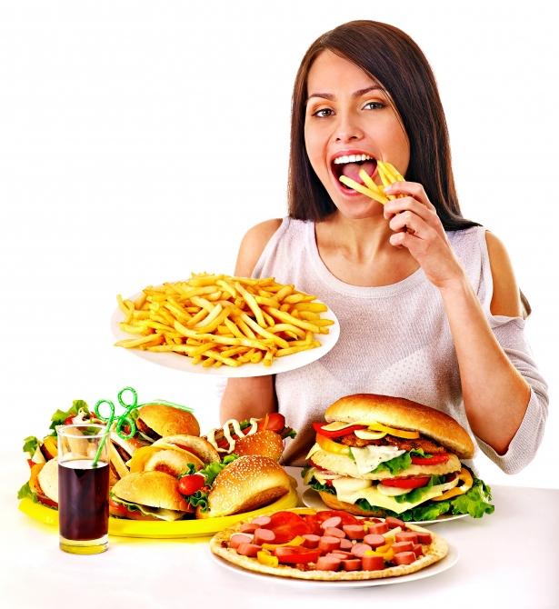 <p>5- Fast-food yiyecekler anlaşılacağı gibi vitamin açısından da çok fakirdir. Bu ürünler A ve C vitaminden yoksundurlar. Ayrıca yetersiz  kalsiyum nedeniyle bu yiyecekler çocuğunuzun büyümesini de olumsuz yönde etkiler. Yetişkin kişilerde ise kemik erimesine yol açar.</p>
