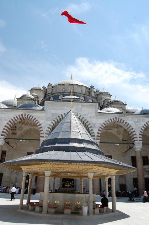 <p>Fatih Camii...</p>