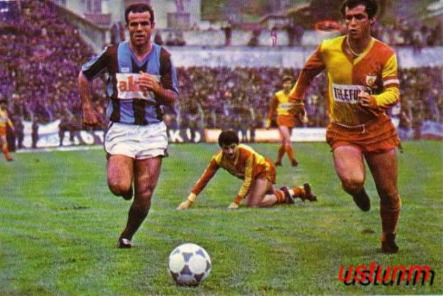 <p>Trabzonspor-Galatasaray karşılaşmasından bir kare... Kaptan Fatih Terim, bordo-mavili takıma karşı gol arayışında... </p>