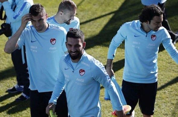 <p><strong>ARDA TURAN, BURAK YILMAZ ÇAĞRILACAK MI?</strong><br />
<br />
Dünya Kupası Elemeleri öncesi Arda Turan, Burak Yılmaz, Selçuk İnan, Caner Erkin, Hakan Balta ve Gökhan Gönül'e milli davet gönderilmemişti. Daha sonra Hakan Balta ve Caner Erkin kadroda kendilerine yer bulsa da özellikle Arda Turan'ın olmaması uzun süre gündemi meşgul etmişti.</p>