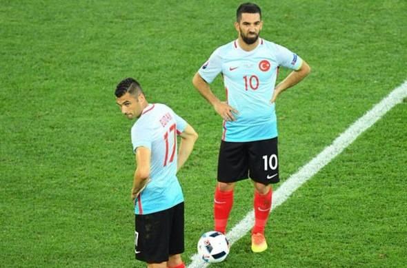<p>Fatih Terim'in Kosova'ya karşı da Arda'ya milli davet göndermeyeceği konuşuluyor. Özellikle basın önünde verdikleri demeçler nedeniyle Arda Turan ve Burak Yılmaz, Farih Terim'in kadroda düşünmediği isimlerin başında geliyor.</p>
