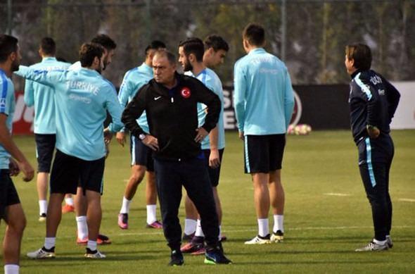 <p><strong>GENÇ FORVET NEDEN OLMASIN?</strong><br />
<br />
Yazdan bu yana hemen her maç öncesi sürpriz bir isme kadroda şans veren Fatih Terim'in Kosova maçındaki sürprizinin ise Süper Lig'den olması bekleniyor. </p>