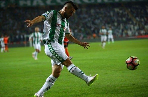 <p><strong>SAĞ TARAFA KONYA TAKVİYESİ</strong><br />
<br />
Fatih Terim ve kurmaylarının belirleyeceği kadronun diğer bir sürpriz beklentisi de Atiker Konyaspor'dan Ömer Ali Şahiner. Uzun süredir ligin iyi top oynayan takımlarından birisi olmasına karşı son dönemde düşüş yaşayan Konyaspor'un performansı yüksek isimlerinden Ömer Ali, Gökhan Gönül'ün yokluğunda alternatifsiz kalan Şener Özbayraklı'nın arkasında ikinci sağ bek olarak düşünüldüğü belirtiliyor. Tüm bu isimler, kulislerin konuştuğu ve kadroya düşünülen isimler. Fatih Terim ve ekibinin yaptığı çalışmalar sonucunda oluşacak nihayi kadroyu ise 12 Kasım'a birkaç gün kala resmen açıkladığında hep birlikte göreceğiz. (Sabah)</p>
