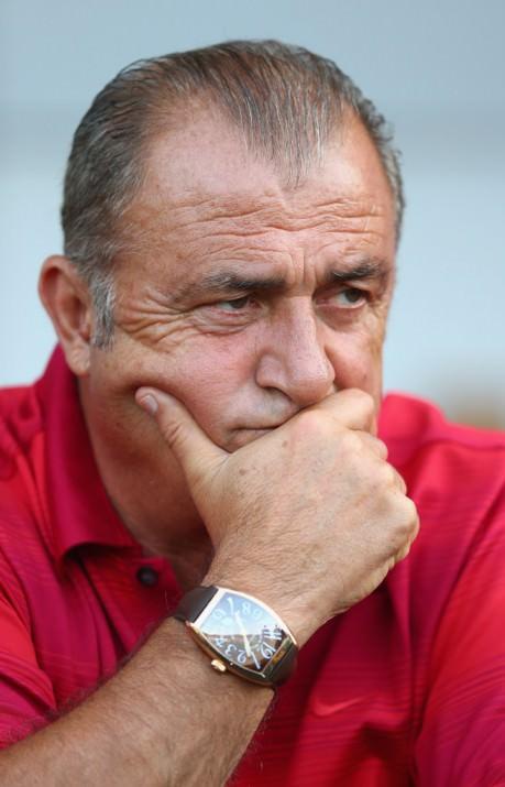 <p>Tesiste idmanda olan Fatih Terim, idman sonrası kendisi ile yolların ayrıldığı haberini medyadan öğreniyor... YAZIKLAR OLSUN!</p>