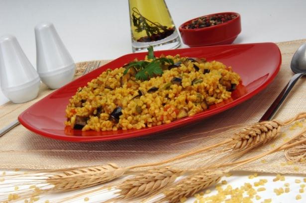 <p>Uzmanlar günde 1 tabak bulgur pilavıyla günlük lif ihtiyacımızı rahatlıkla karşılayabiliriz.</p>
