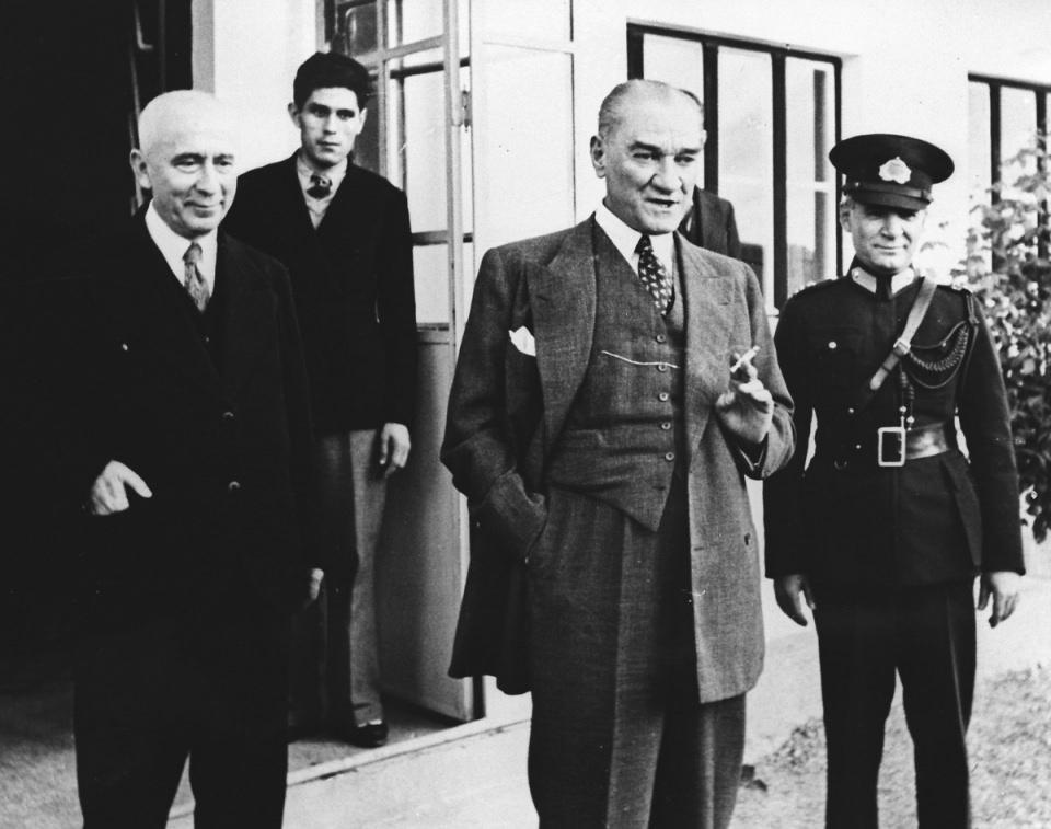 <p>Mustafa Kemal Atatürk, Yeşilköy'de havacılık çalışmalarını incelerken.<br />
<br />
1 Ocak 1936</p>
