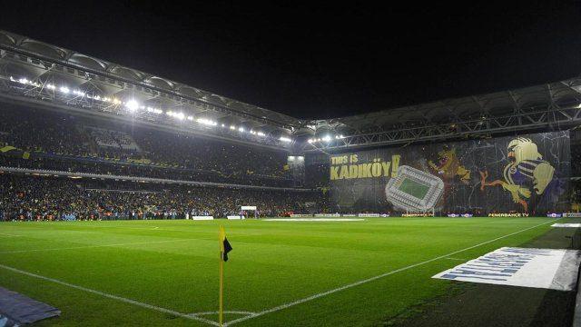 <p>Fenerbahçe taraftarı bu sezon maçlara fazla ilgi göstermedi; Advocaat ve özellikle yeni transferler, “Bize anlatılan Saracoğlu böyle değildi” sözleriyle bu durumdan yakındı.</p>