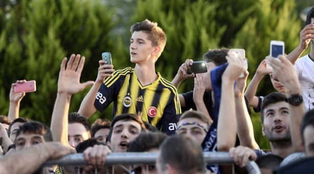 <p>F.Bahçe'nin yeni transferi Hollandalı Van Persie, sözleşme imzalamak için İstanbul'a geldi.</p>
