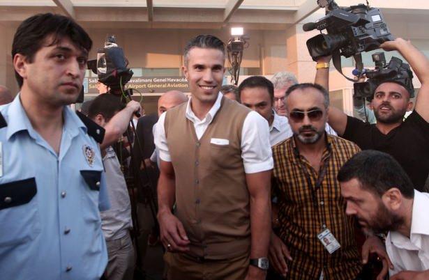 <p>F.Bahçe'nin yeni transferi Hollandalı Van Persie, sözleşme imzalamak için İstanbul'a geldi.</p>