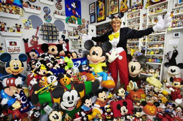 <p>1960'tan itibaren Mickey Mouse eşyaları toplayan ABDli Janet Esteves, 2,760 değişik Mickey Mouse parçasının sahibi.</p>

<p> </p>

