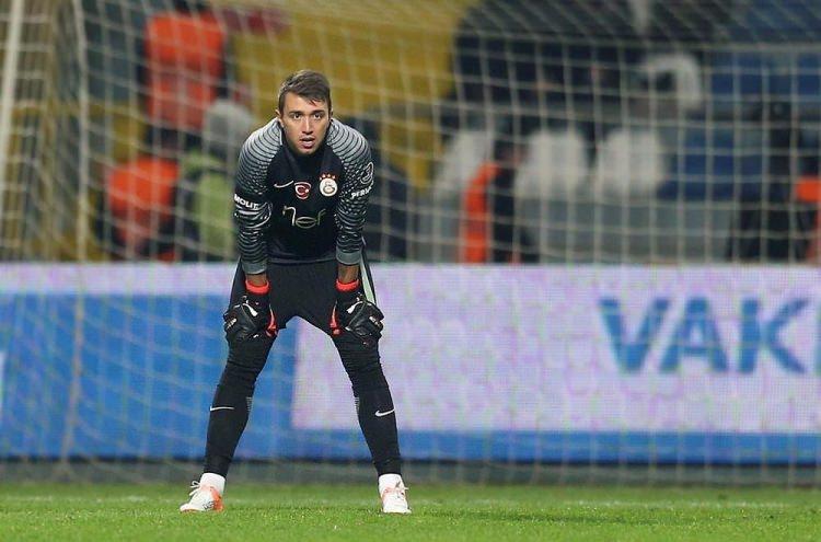 <p>-Hiç mi güvendiğin kimse yok?<br />
+ var, Muslera</p>