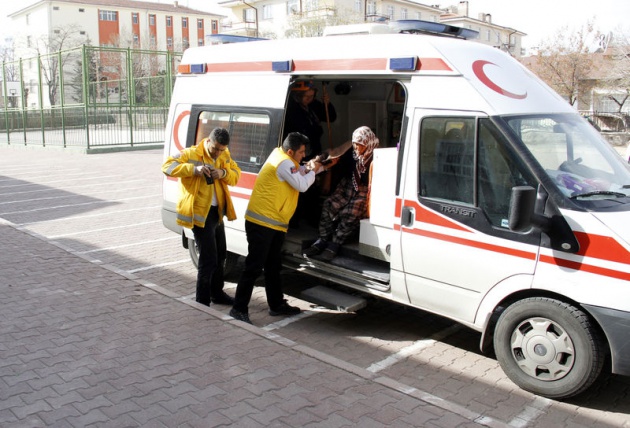 <p>Kayseri'nin İncesu ilçesinde yaşayan 113 yaşındaki Döne Karaçavuş, mahalli idareler seçiminde oy kullanacağı okula ambulansla götürüldü.</p>