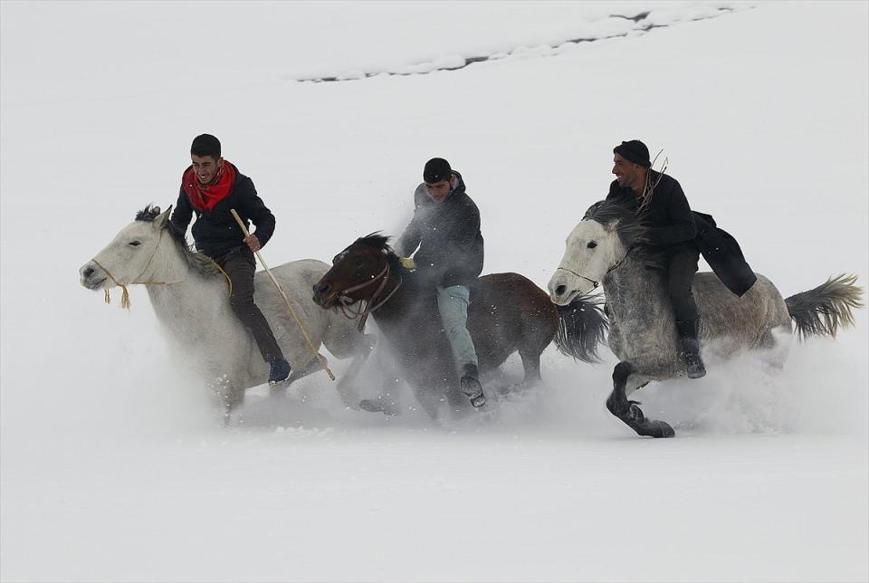 <p>At yarışlarının resmi olarak düzenlenmediğini, Kaymakamlık olarak at yarışlarına maddi destekte bulunduklarını belirten Yetkin, "Kaymakamlık olarak hem gençlerimizi hem de at yarışlarını destekliyoruz. Bu yıl da at yarışlarını resmi olarak düzenlemeyi planlıyoruz." ifadelerini kullandı. Yetkin, sözlerini şöyle sürdürdü:</p>