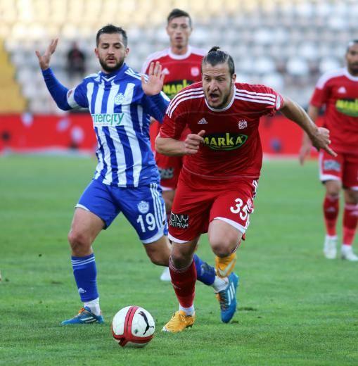 <p>MİLLİ maç arası nedeniyle soluğu İstanbul’da alan Medicana Sivasspor’un sansasyonel golcüsü Batuhan Karadeniz, Bursaspor’a attığı 2 golü gece kulübünde 53 şişe şampanya patlatıp kutladı.</p>