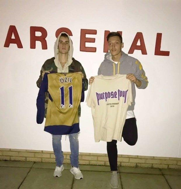 <p>Futbol tutkunu olan Bieber, geçen ay da Londra'da Arsenal'i ziyaret ederek Mesut Özil'le birlikte böyle poz vermişti.</p>