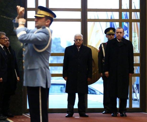 <p>Karşılama töreni esnasında Saray'da bir ilk yaşandı. Kötü hava koşulları nedeniyle tören Erdoğan'ın makam odasının yanındaki alanda gerçekleştirildi.</p>

<p>​</p>
