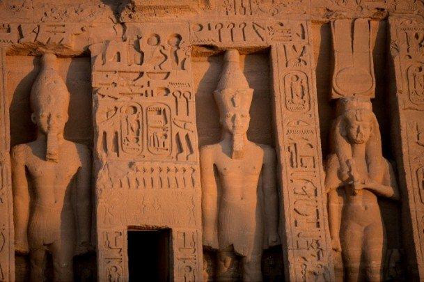 <p>Mısır Firavunlarından II. Ramses'in Ebu Simbel Tapınağı'nda bulunan heykeli, sadece doğum ve taç giyme günleri olarak kabul edilen 22 Ekim ve 22 Şubat'ta güneş ışığı alıyor.</p>

<p> </p>

