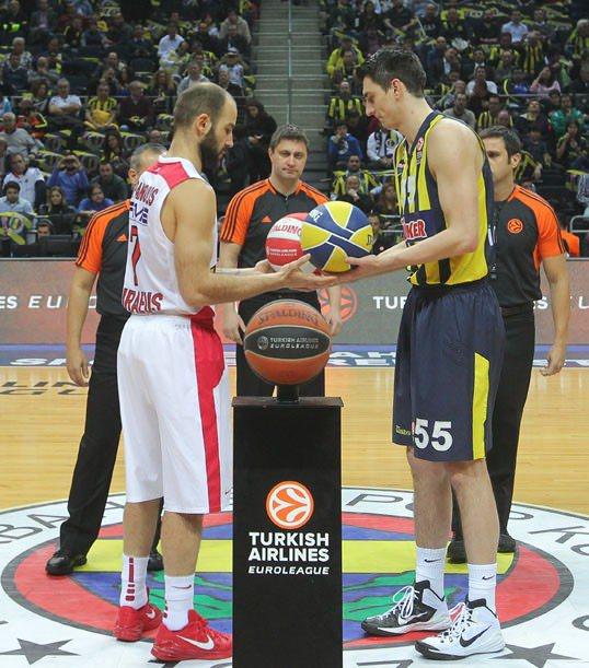 <p>Turkish Airlines Euroleague F Grubu'ndaki üçüncü maçında Olympiakos'u konuk eden Fenerbahçe Ülker, rakibine 74-68 mağlup oldu.</p>

